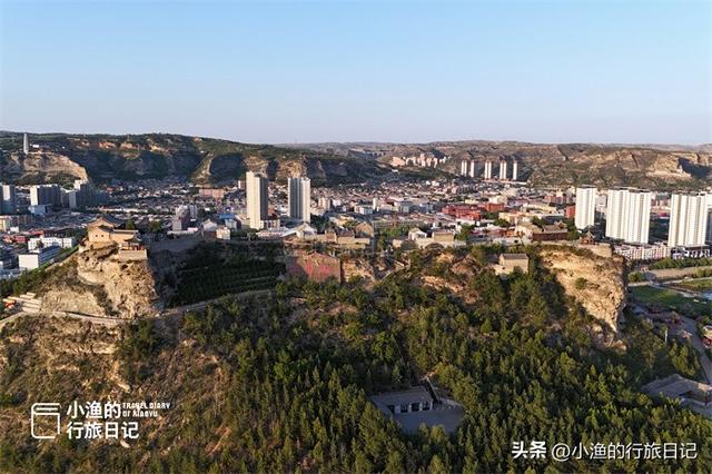 陕北有座“云顶天宫”，1公里山脊薄如刀背，挤了100多座古建筑