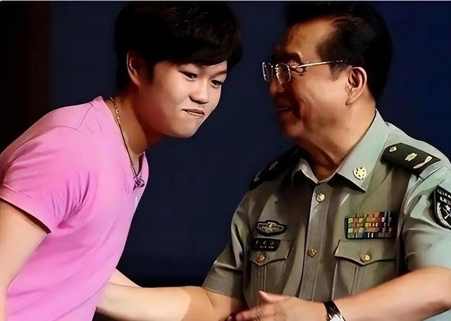 一月5万还不够花？86岁李双江仍在县城接商演，一旁轮椅惹人心疼