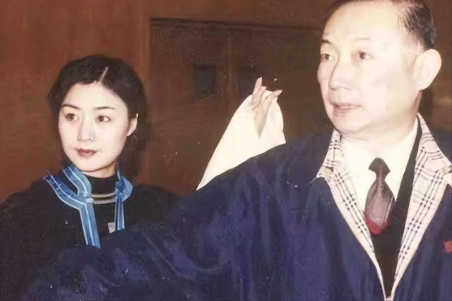 至今未婚未育，身边却有男人陪了近27年！59岁的她才是真人间清醒