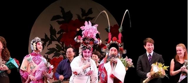 吃里爬外，永不回国？她带领30名演员选择留美，如今年过花甲归来