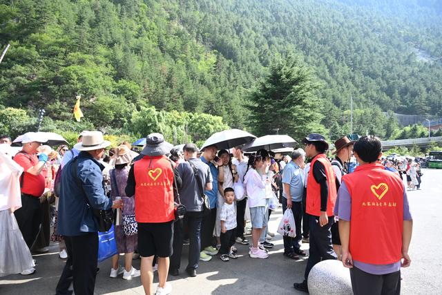 烈日下的坚守：九寨沟4.1万游客高峰背后的暖心风景