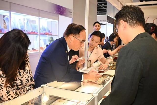 黄金首破 4000 美元！年内飙涨 50%央行爆买	，揭秘暴涨背后核心原因