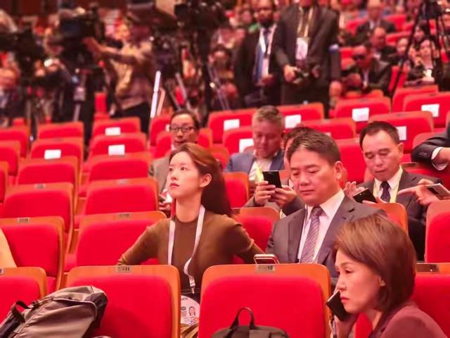 刘强东与章泽天在韩国APEC峰会上的亮相，与其说是商业大佬的天