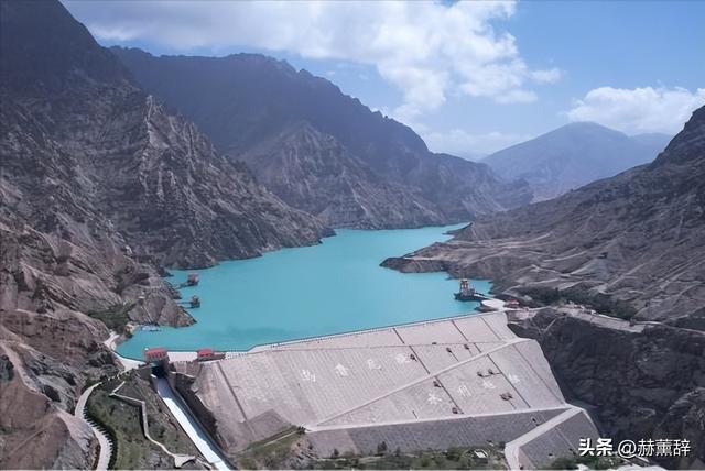 月薪8000留不住人，牧民靠万亩草场维生，新疆的上限下限超乎想象