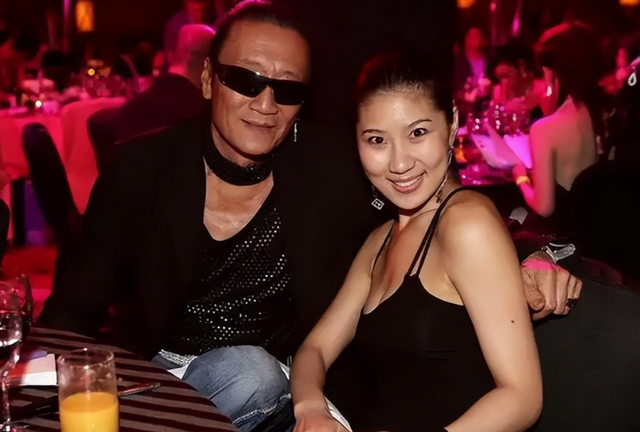被谢贤养了12年，用青春换来2000万的Coco，已经走上了另一条大道