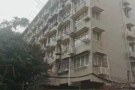 两年没开工！五年没立项！沪上多个小区加装电梯，深陷困局！悬空老人，苦苦熬图片