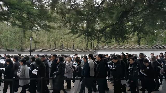 杨振宁的葬礼：身体覆盖国旗，翁帆哭肿双眼，重量级人物到场送别