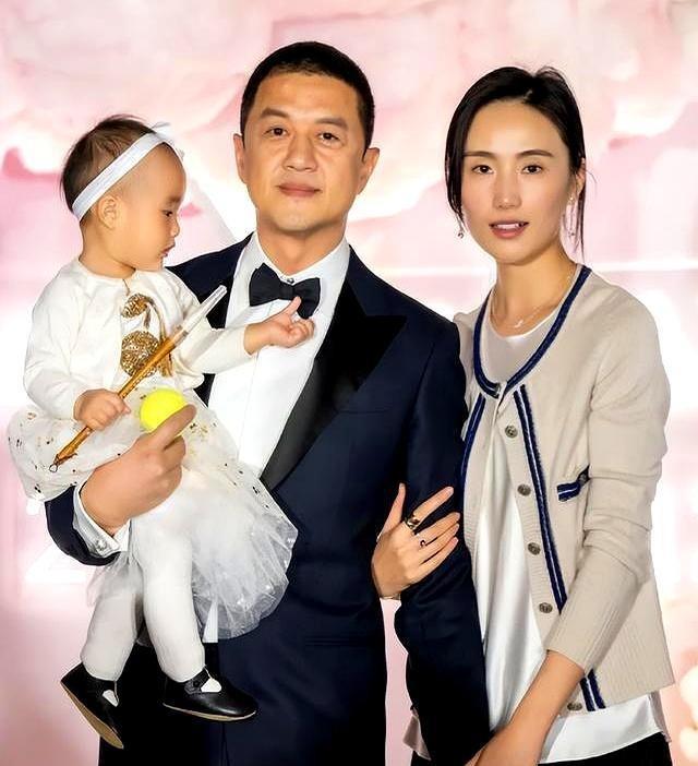 不到48小时连曝4个瓜！再次离婚、高台坠落、二胎流产，个个离谱