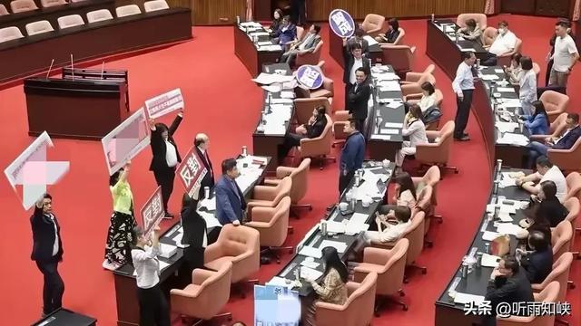罢免情势骤变,卓荣泰面临辞职,吴思瑶彻底慌了,蓝营铁娘子出山