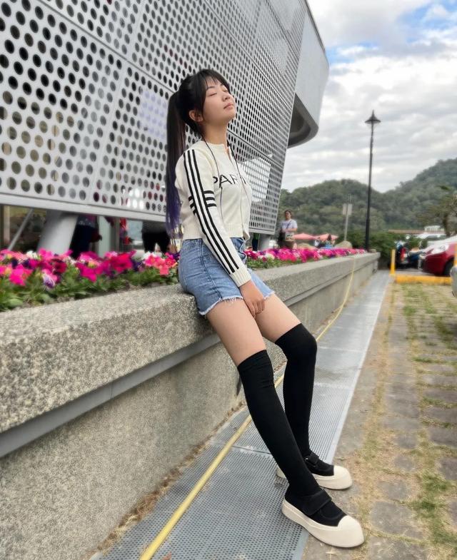 还记得《俗女养成记》里的小嘉玲吗？已经16岁啦？
