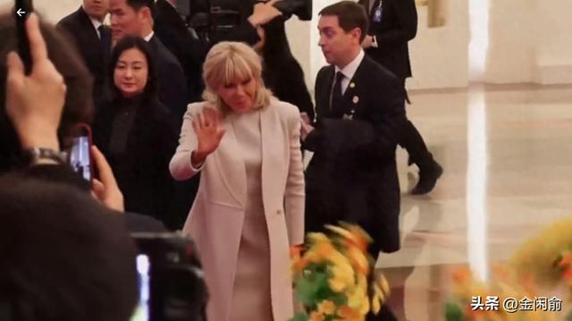 马克龙北京第二天！夫人米白套装出席仪式，兵哥哥气势磅礴，爱了