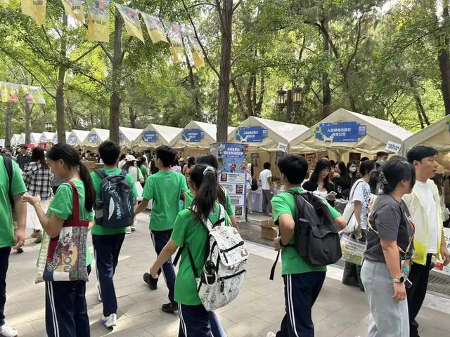 在地坛书市上，买书和买菜一样自然
