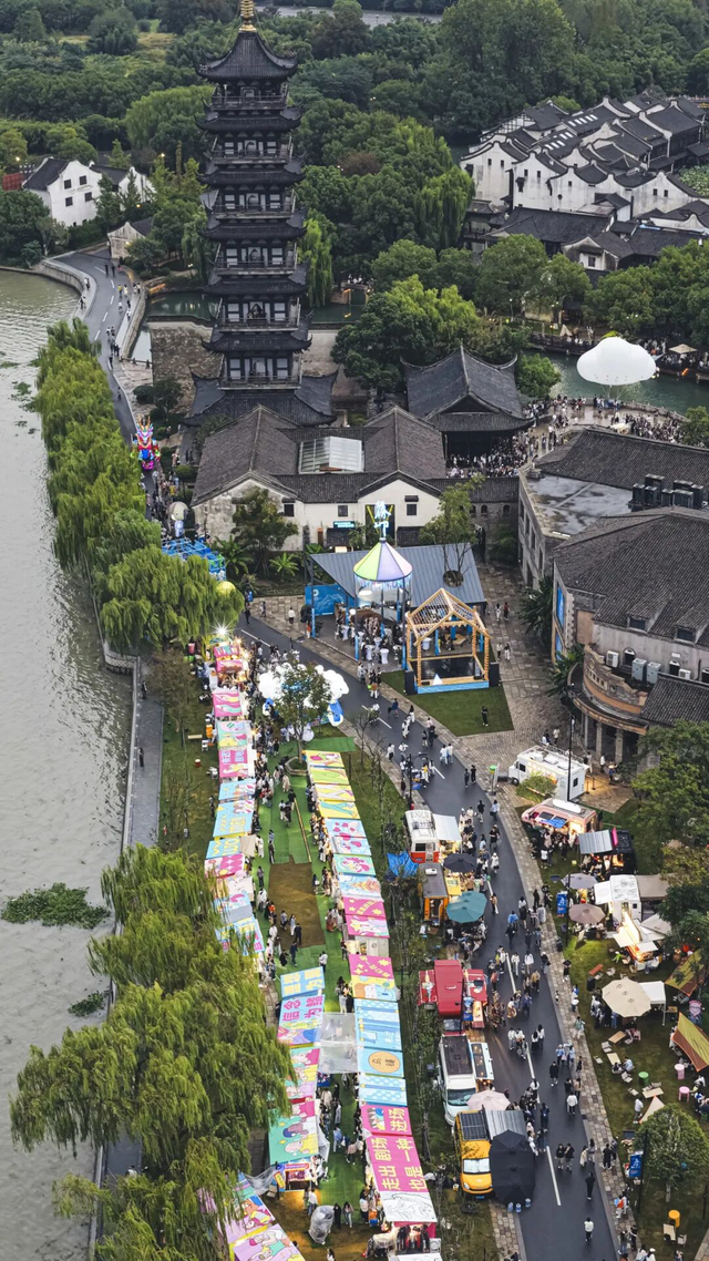 巡游、互动、狂欢，「乐园化」的乌镇戏剧节走向大众