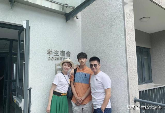 原来他是许亚军长子，神似前妻何晴，如今名校毕业已成父亲的骄傲