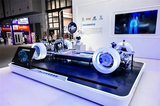 AI催生汽车形态再次进化，上汽新赛道技术创新高峰论坛召开