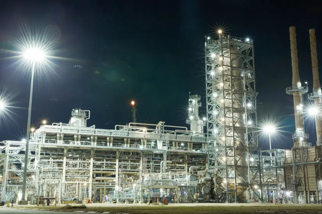 油轮被扣，美军兵临城下	，川普阴谋浮现之际，马杜罗等来两大外援