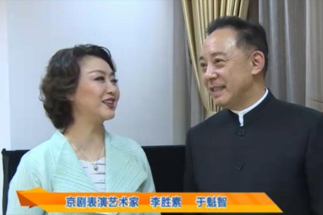 至今未婚未育，身边却有男人陪了近27年！59岁的她才是真人间清醒