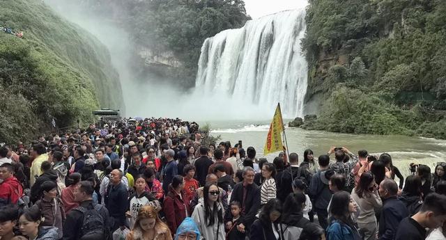贵州已经失守！全国游客这哪是来避暑？这是来攻占城邦，人潮汹涌