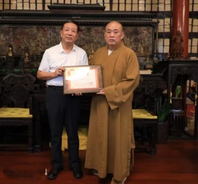 港媒视角下的释永信：双重户口，私生活混乱，真实身高不到1米6