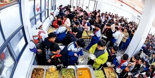 北京下死命令了：在2027年底前，所有中小学必须告别“校外配餐”