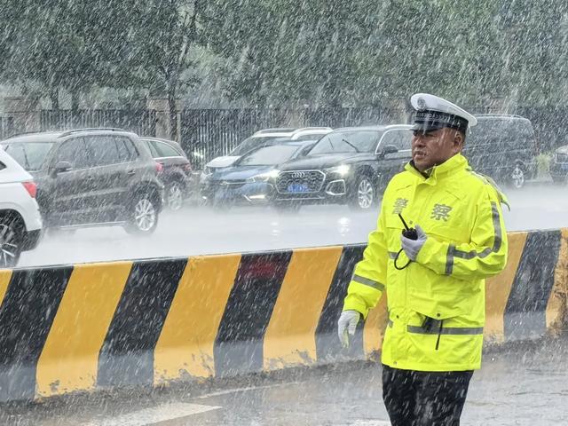 ҈ 暴 ҈ 雨 ҈ 突袭！红色预警！减少外出！