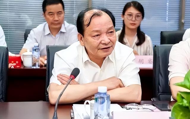 一夜输1亿，一瓶酒50万，2亿豪车买来当玩具，父子败光百亿家产！