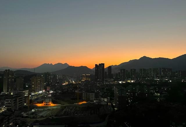 它是大别山唯一的山区县，夏季平均气温22℃‌，避暑遛娃好去处！