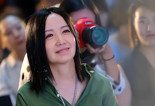 连上5次春晚，却和恩师同居怀孕被骗流产	，如今56岁的她依然单身