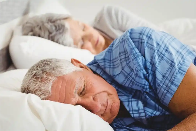 晚上十点睡觉错了？医生苦劝：过了65岁，睡觉要尽量做到这4点