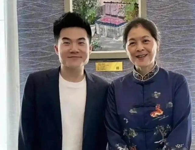 六岁遭遗弃，三十八丧夫	，四十五获大奖：她的逆转人生疗愈万人