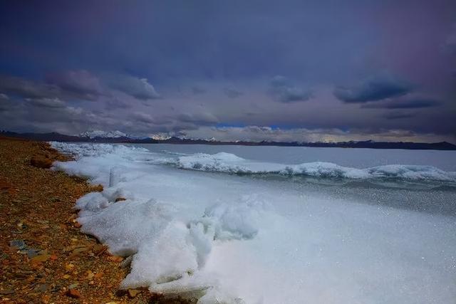 西藏这个湖绝了：蓝冰不输贝加尔湖，还藏世界最高村