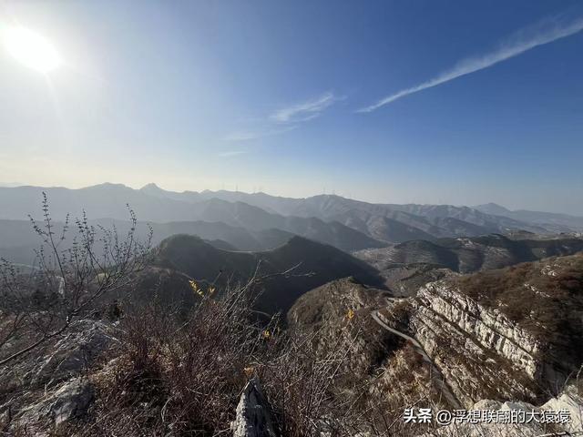 游赏过九鼎山后，我又跑到一户院里“强买”了大爷种在路边的白菜