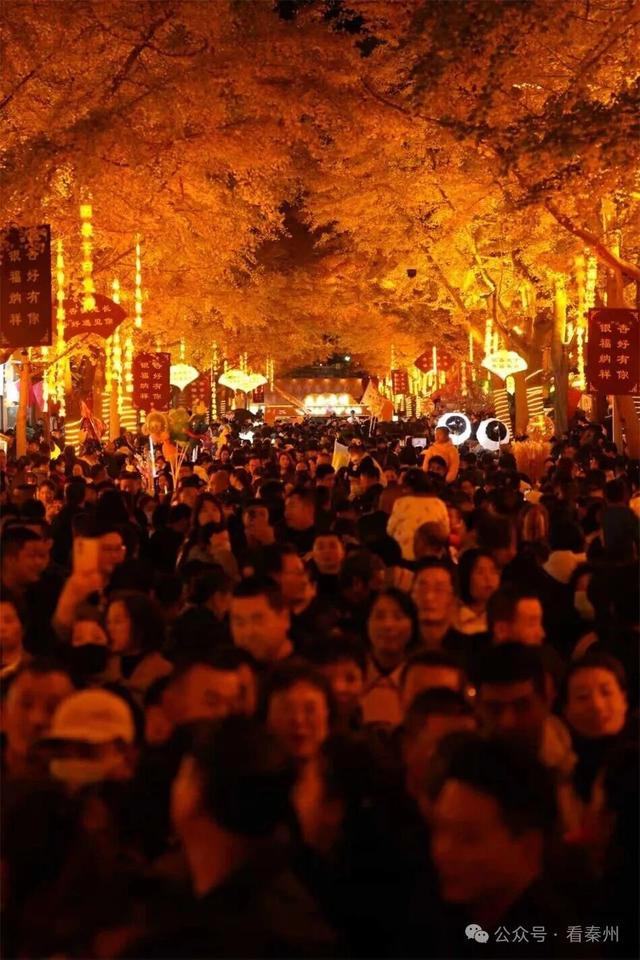 比人山人海还火爆的场面！就在天水“黄金大道”…