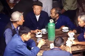 14岁那年，我随母亲参加表哥婚礼，表哥非但不称呼母亲，还这么说图片