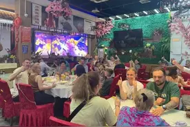 看中医，躺海滩，俄罗斯人怎么突然挤爆三亚了？图片