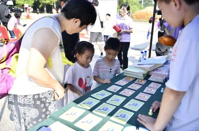 “玫瑰计划”公益徒步开启暖心寻秋之旅——多元互动摊位与自由徒步相结合,打造亲子公益新体验