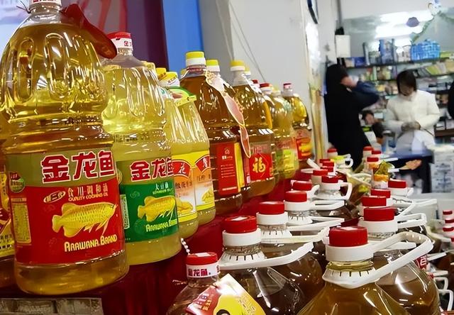 信号越来越明显！新加坡总理公开支持高市后，金龙鱼凉得更快了