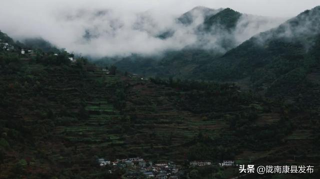 红叶遍山野，秋韵满望关