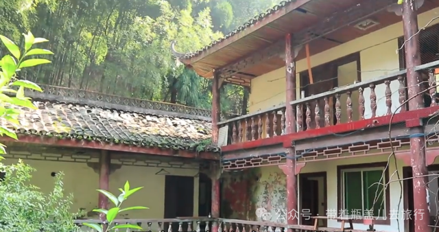 重庆山谷中荒废的景区，杂草丛生空无一人，探险者忠告别一个人来