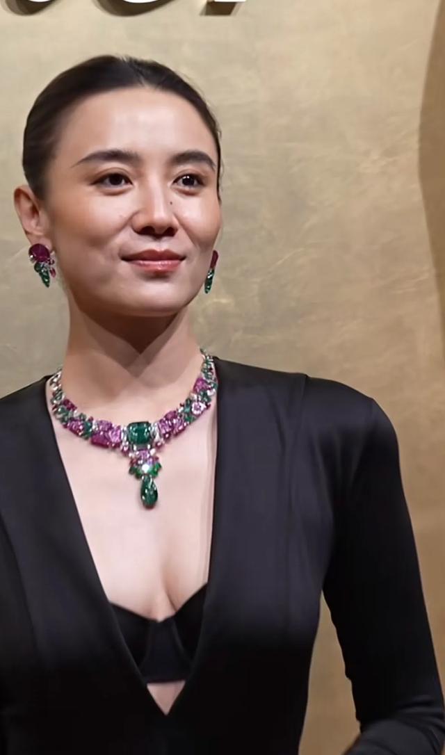 宋佳真大胆,深V开到肚脐却偏穿内衣,自曝保养秘诀竟是多睡觉