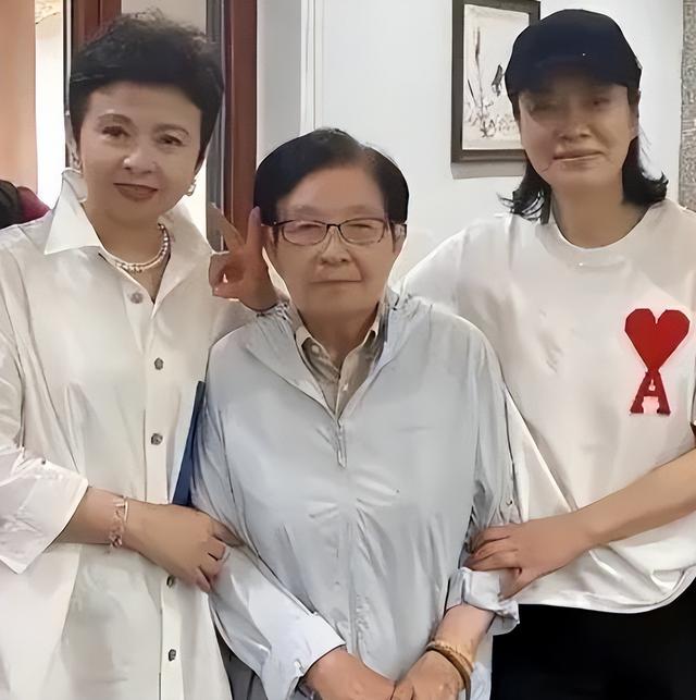 62岁毛阿敏与63岁董文华罕见同框！一个豪门守寡，一个风采依旧