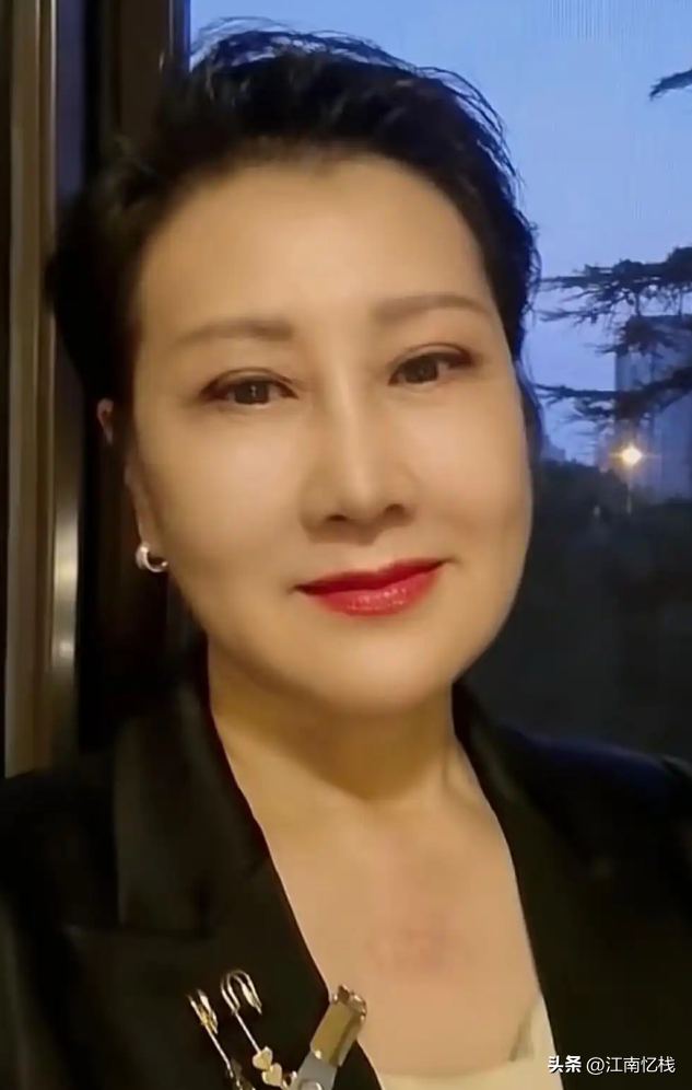 没想到，63岁张凯丽，因九三阅兵上的一个动作，再次实现口碑暴增