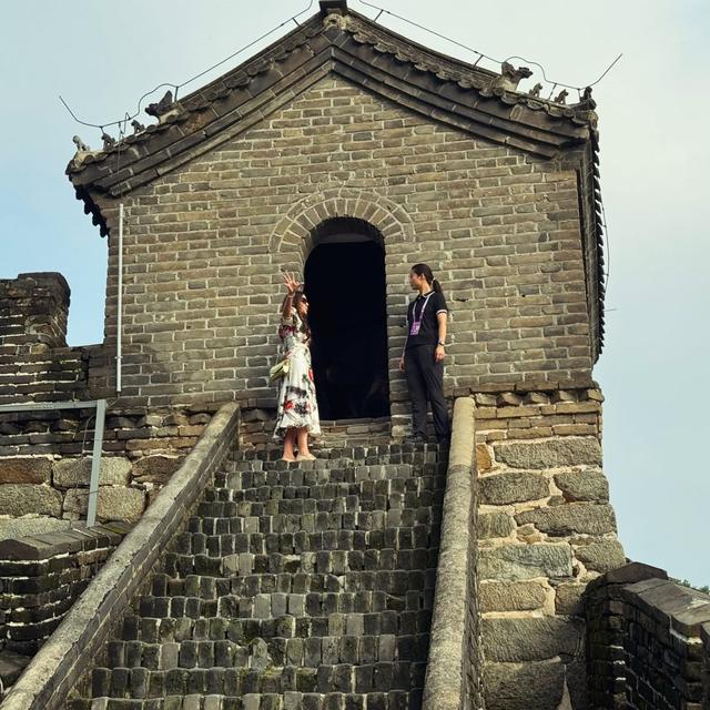 武契奇夫人去爬长城啦！拍了超多美照好开心，穿印花裙又把人美到