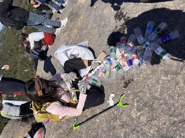 温州90后姑娘下山的背影火了！全身挂满瓶子……