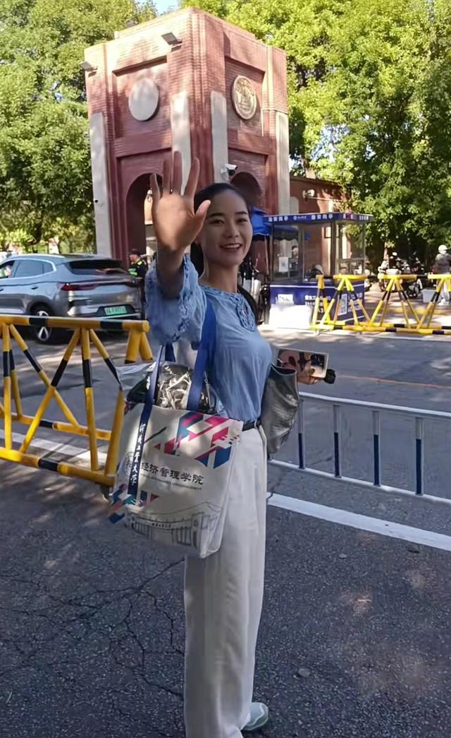 女民兵李思颖阅兵回家仅半天,母亲官宣其新身份,太牛了,全网恭喜
