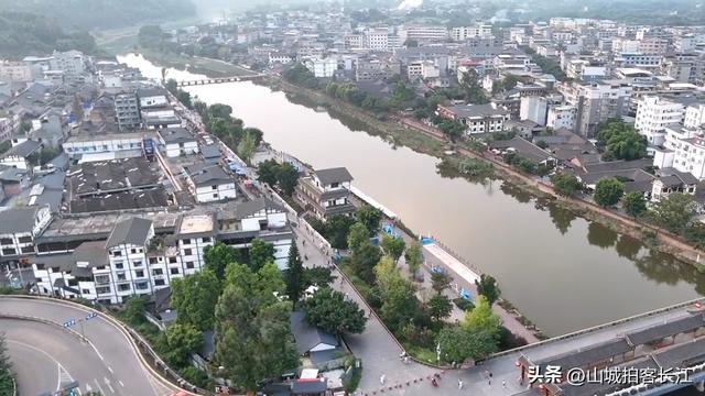 四川这个烟火气很足的古镇，是知名美食发源地，被称为巴蜀地标