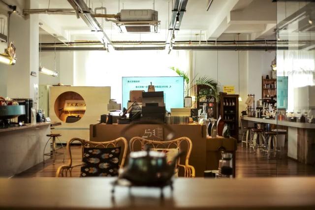 不走寻常路的国际化县城，关心一日三餐，更关心咖啡和汇率