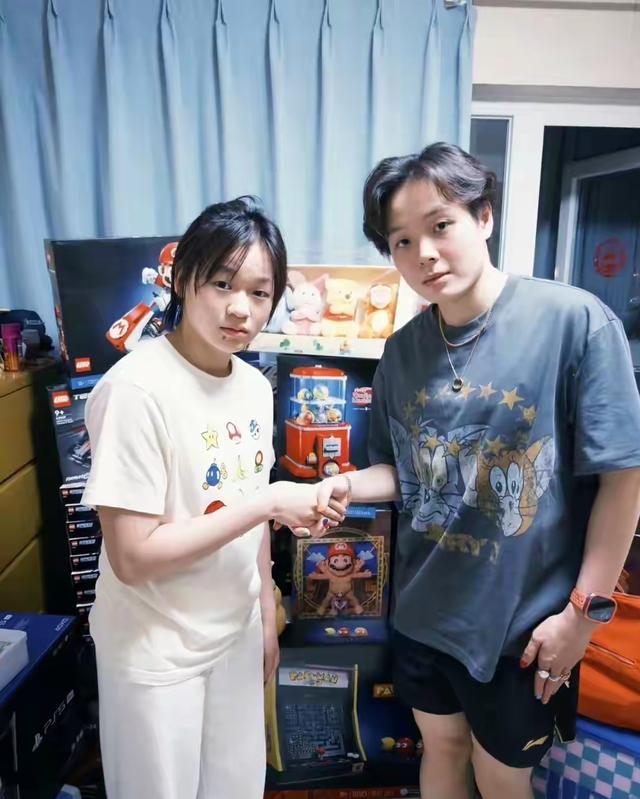 全红婵北京归队 与陈艺文司雅杰聚会 喝咖啡拍照笑容甜 欢声笑语不断