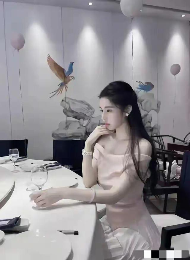 安徽阜阳一名媛好漂亮， 身高168cm，体重46kg 美的让人移不开眼