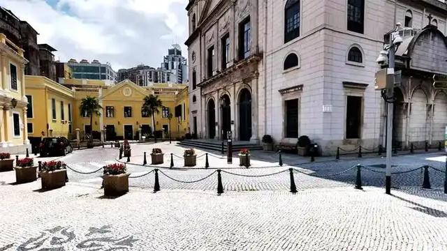 大三巴牌坊没说话,18年了,澳门怎么把老城区过成“活遗产”?